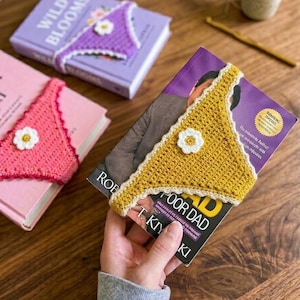 Puede incluir: Un letrero de madera rústica con el texto "Welcome to our home" en letras blancas. El letrero presenta un acabado envejecido y un diseño simple y acogedor, perfecto para la decoración de la entrada.