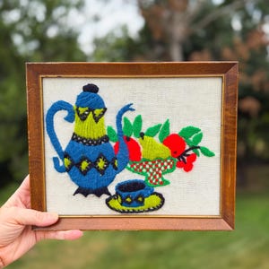 Vintage Crewel Embroidery Wall Hanging – 8x10 Framed Mid-Century Teapot & Fruit Still Life – Retro Textile Art