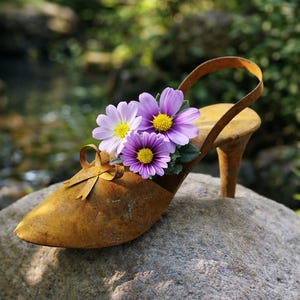 Rusty Metal High Heel Flower Pot – Rusted Metal Garden Ornament