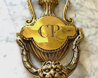Aldaba de puerta vintage de latón macizo con cabeza de león, fabricada en Inglaterra. Herrajes ornamentados con monograma CP para puerta principal. Decoración tradicional inglesa.