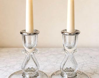 Candelabros de cristal con baño de plata vintage, par, grabados con motivos florales en plata.