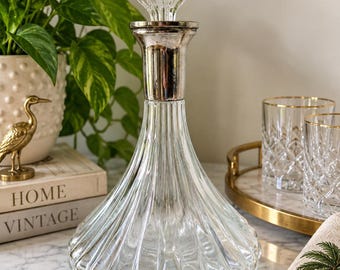 Decantador vintage de cristal acanalado con cuello y tapón plateados, 28 cm (11 pulgadas), elegante decoración vintage.