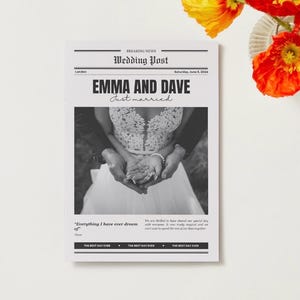 Può includere: Un annuncio di matrimonio in bianco e nero progettato come una prima pagina di giornale. Il titolo recita "EMMA AND DAVE Just married". L'annuncio include una foto di una coppia e del testo. Fiori arancioni e gialli brillanti sullo sfondo.