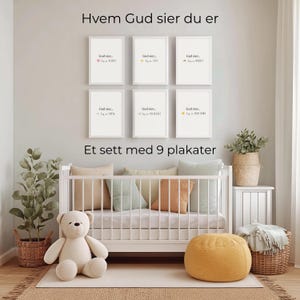 May include: Six framed art prints with text in a nursery setting. The prints are above a white crib with colorful pillows. A teddy bear, a yellow beanbag, and plants in baskets complete the scene. The text on the prints reads "Hvem Gud sier du er" and "Et sett med 9 plakater".