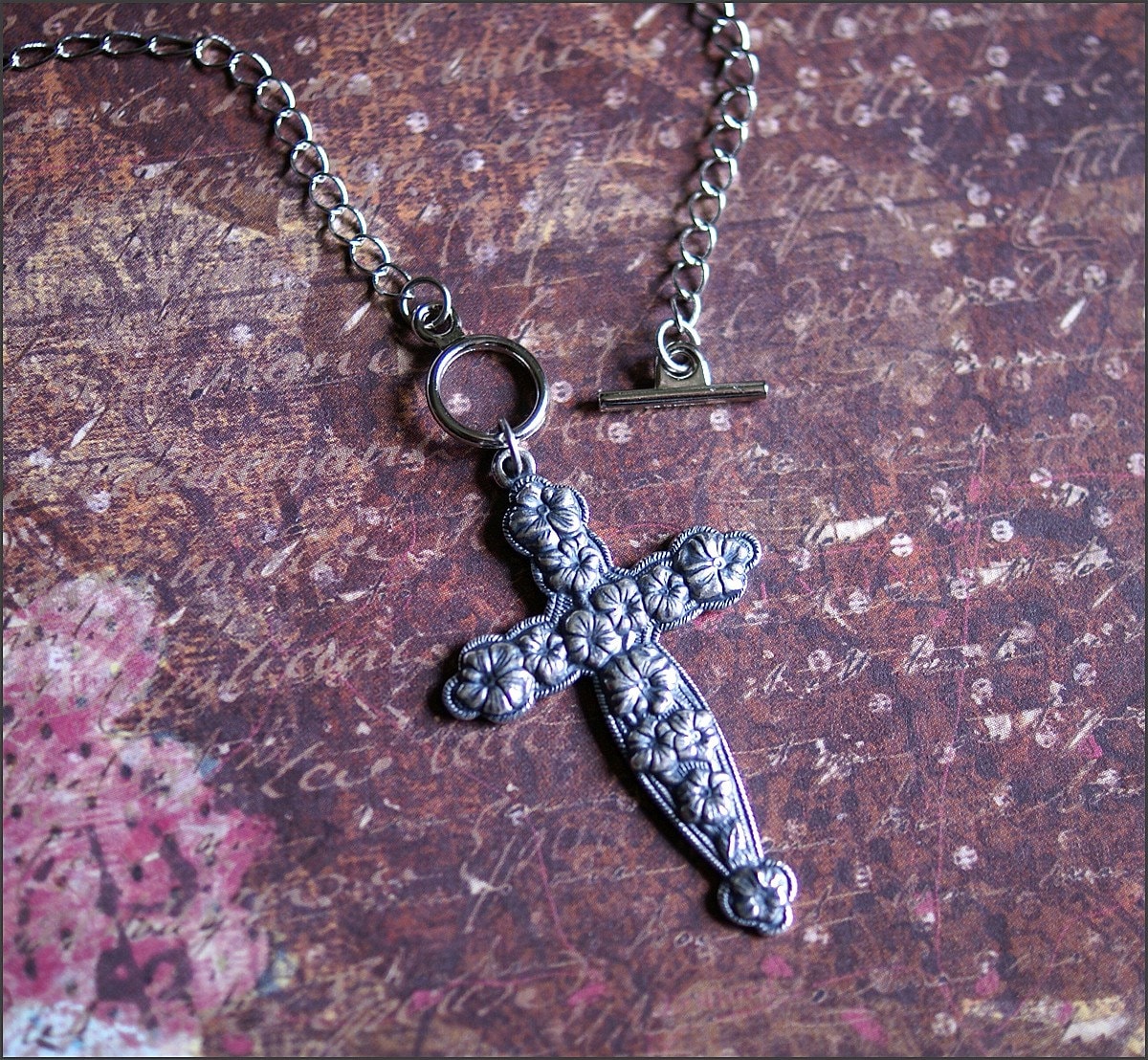 シルバークロスネックレス - 細部までこだわったフローラル