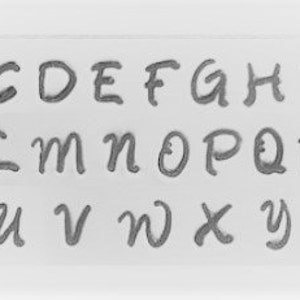 Puede incluir: Una imagen de primer plano de una tabla de fuentes que muestra el alfabeto en un estilo de escritura a mano. Las letras est&aacute;n en may&uacute;sculas y est&aacute;n escritas en una fuente cursiva. Las letras est&aacute;n dispuestas en tres filas. La primera fila muestra las letras A a I. La segunda fila muestra las letras J a R. La tercera fila muestra las letras S a Z y el s&iacute;mbolo de ampersand.