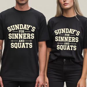 Sundays for Sinners and Squats T-shirt | Grappig T-shirt met sportschoolcitaat