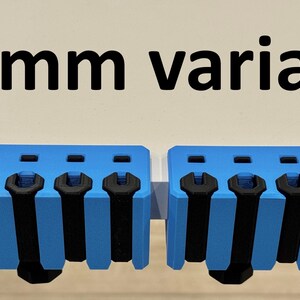 K&ouml;nnte beinhalten: Blaue und schwarze Werkzeughalter mit dem Text "30mm variant". Die Halter sind zur Aufnahme von Werkzeugen bestimmt. Das Bild zeigt drei Werkzeughalter, zwei sind verbunden und einer ist separat.