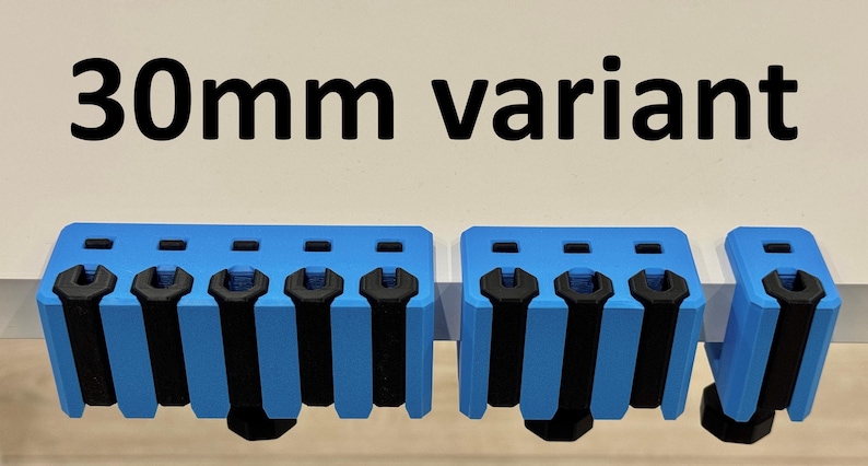 K&ouml;nnte beinhalten: Blaue und schwarze Werkzeughalter mit dem Text "30mm variant". Die Halter sind zur Aufnahme von Werkzeugen bestimmt. Das Bild zeigt drei Werkzeughalter, zwei sind verbunden und einer ist separat.