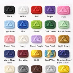 K&ouml;nnte beinhalten: Eine Farbkarte zeigt eine Vielzahl von Wachssiegelfarben. Die verf&uuml;gbaren Farben sind Schwarz, Wei&szlig;, Rot, Lila, Rosa, Hellblau, Blau, Gr&uuml;n, Dunkelgr&uuml;n, Pastellgr&uuml;n, Pastellrosa, Elfenbein, Pastelllila, Pink Peach, Hellbraun, Marineblau matt, Rotwein, Gold, Gold/Blau, Titanblau/Schwarz Glitzer, Beige, Grau, Dunkelbraun, Silber und Gelb.