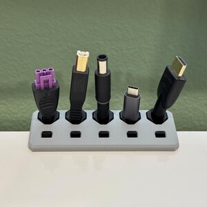 USB-kabelhållare för skrivbord, laddningskabelorganisatör, hållare för telefonladdare, skrivbordskabelklämma, kabelhållare vid sängkanten, USB-skrivbordsorganisatör
