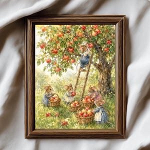 Könnte beinhalten: Ein gerahmter Aquarelldruck, der fünf anthropomorphe Mäuse bei der Ernte roter Äpfel von einem Baum zeigt. Eine Maus steht auf einer Holzleiter, während vier weitere die Früchte in geflochtenen Körben auf einer grünen Wiese sammeln.