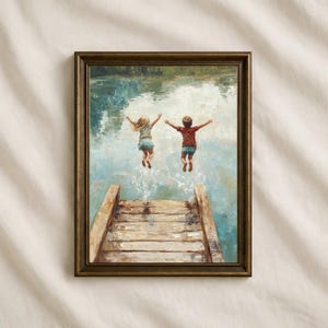 Könnte beinhalten: Ein gerahmtes Ölgemälde, das zwei Figuren zeigt, die von einem Holzsteg ins Wasser springen. Eine Figur trägt ein helles Oberteil und eine blaue Shorts, die andere ein rotes Oberteil und eine blaue Shorts. Das Bild zeigt Pinselstriche und Wasserspritzer.