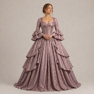K&ouml;nnte beinhalten: Ein mauvefarbenes Ballkleid mit quadratischem Ausschnitt und langen &Auml;rmeln mit R&uuml;schenb&uuml;ndchen. Das Kleid hat ein figurbetontes Oberteil und einen weiten Rock mit mehrschichtigen Details, wodurch eine klassische, elegante Silhouette entsteht. Der Stoff hat ein dezentes Blumenmuster.