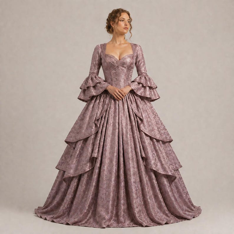 K&ouml;nnte beinhalten: Ein mauvefarbenes Ballkleid mit quadratischem Ausschnitt und langen &Auml;rmeln mit R&uuml;schenb&uuml;ndchen. Das Kleid hat ein figurbetontes Oberteil und einen weiten Rock mit mehrschichtigen Details, wodurch eine klassische, elegante Silhouette entsteht. Der Stoff hat ein dezentes Blumenmuster.