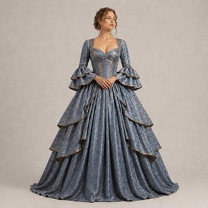 K&ouml;nnte beinhalten: Ein langes, flie&szlig;endes, blaues Kleid mit goldenen Verzierungen. Das Kleid hat einen quadratischen Ausschnitt, lange &Auml;rmel mit R&uuml;schenb&uuml;ndchen und einen mehrschichtigen Rock. Der Stoff hat ein subtiles Muster, das einen k&ouml;niglichen und eleganten Look erzeugt. Geeignet f&uuml;r formelle Anl&auml;sse.