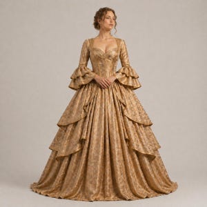 K&ouml;nnte beinhalten: Ein goldgelbes Ballkleid mit floralem Muster. Das Kleid hat einen herzf&ouml;rmigen Ausschnitt, lange &Auml;rmel mit R&uuml;schenb&uuml;ndchen und einen mehrschichtigen Rock. Das Oberteil ist figurbetont, und der Rock ist weit ausgestellt.