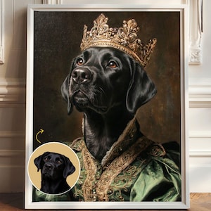 Op de afbeelding: Een ingelijst portret van een zwarte Labrador retriever met een gouden kroon en een groen fluwelen kledingstuk met gouden borduursels. Een kleine ronde inzet toont de originele foto van de zwarte hond tegen een beige achtergrond.