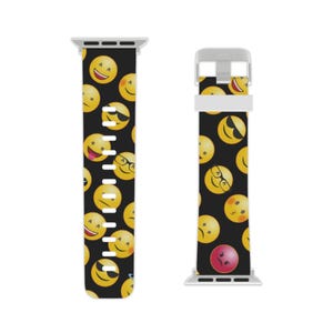 Può includere: Cinturino nero per orologio con un motivo ripetuto di faccine emoji gialle con varie espressioni, tra cui occhiali da sole, occhiali e facce sorridenti. Il cinturino ha una chiusura e connettori bianchi.