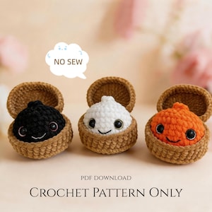 Puede incluir: Tres albóndigas de ganchillo en cestas marrones, una negra, una blanca y una naranja, cada una con ojos de seguridad negros y una sonrisa bordada. Un globo de texto blanco arriba dice NO SEW. El texto inferior dice PDF DOWNLOAD CROCHET PATTERN ONLY.