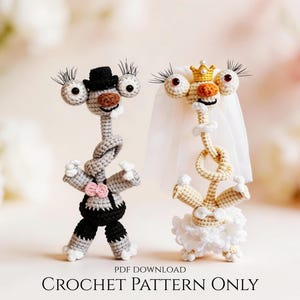 Pode incluir: Duas figuras de crochê caprichosas, uma em smoking com laço rosa e outra em vestido de noiva com véu e coroa. As figuras têm olhos grandes e são feitas de fio. O texto "CROCHET PATTERN ONLY" está na parte inferior.