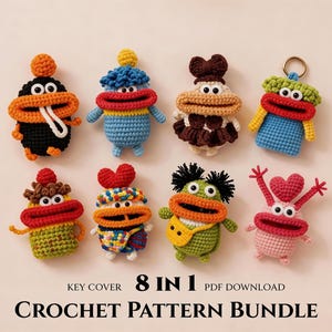 Op de afbeelding: Een verzameling van acht kleurrijke, handgemaakte gehaakte sleutelhoezen in verschillende grillige karakterontwerpen. Elke hoes heeft een unieke combinatie van kleuren, waaronder rood, blauw, groen en geel, met onderscheidende gelaatstrekken en accessoires. De tekst "KEY COVER 8 IN 1 CROCHET PATTERN BUNDLE" staat onderaan.