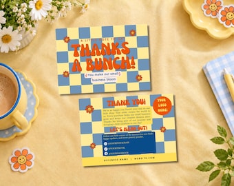Plantilla de tarjeta de agradecimiento para pequeñas empresas con diseño retro de tablero de ajedrez, inserto de embalaje editable a cuadros azules, tarjeta de agradecimiento para clientes con un toque de alegría.