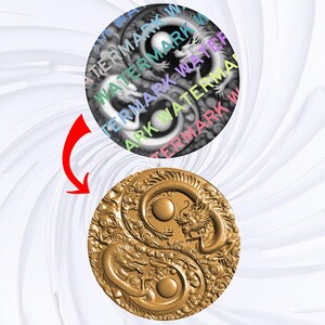 Puede incluir: Un colgante circular dorado con un diseño detallado de dragón en un símbolo de yin-yang. La imagen superior muestra una versión en escala de grises con una marca de agua. La imagen inferior es una representación 3D del colgante.