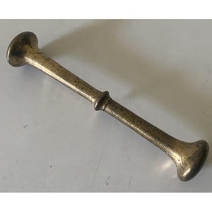 Antik massiv mässing apoteksstötskvarn 19:e 23 cm lång kvarn