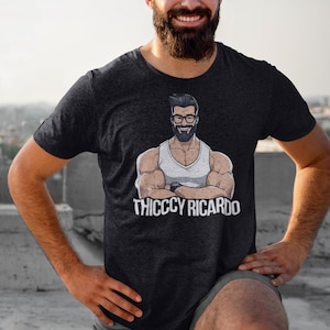 Maglietta Thicccy Ricardo Divertente personaggio muscoloso Maglietta Gym Bro Pump Cover Top Bodybuilding ironico Maglietta Buff Man Graphic Tee Thiccc Meme Gym Rat Tee
