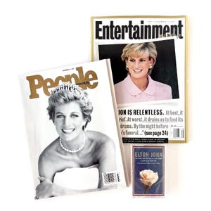 Pode incluir: Uma revista People Weekly com a princesa Diana na capa, uma revista Entertainment Weekly com a princesa Diana na capa e uma fita cassete do Elton John com uma rosa branca na capa azul.