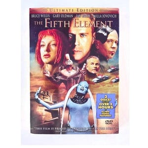 Peut inclure: La pochette du DVD The Fifth Element Ultimate Edition présente un collage de personnages dont une femme aux cheveux roux, une silhouette à la peau bleue et les acteurs Bruce Willis, Gary Oldman et Ian Holm. Un encart bleu indique 2 Discs.