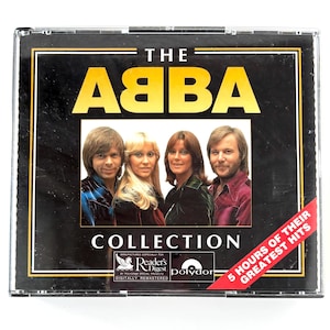 Op de afbeelding: Een muziek-cd-hoesje met de titel THE ABBA COLLECTION in gele tekst. De hoes toont een foto van de vier bandleden. Een rode diagonale banner in de rechterbenedenhoek bevat de tekst 5 HOURS OF THEIR GREATEST HITS.