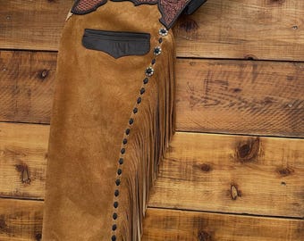Handgjorda blommiga mockachaps med hagelgevär och fransar | Western Wear mockachaps med ridfunktion, specialdesignade rodeo-outfits, specialtillverkade unisexchaps
