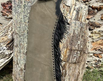 Handsydda Arizona Bells-leggings med mockafransar – Arizona Bell Step-in-chaps, specialanpassad utrustning i äkta läder för rodeos och ridning