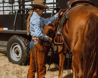 Handgjorda Westernchaps i mocka med hagelgevär och fransar, specialtillverkade rodeo-outfits, westernchaps i mocka med cowgirlmönster, specialtillverkade unisexchaps