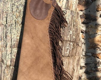 Handsydda Arizona Bells-leggings med mockafransar – Arizona Bell Step-in-chaps, specialanpassad utrustning i äkta läder för rodeos och ridning