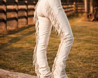 Vita tävlingschaps i äkta läder med cowgirl | Exklusiva westernchaps med fransar | Ridutrustning | Rodeo-outfit | Klassiska tävlingschaps
