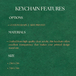 Puede incluir: Fondo verde con texto blanco que dice "KEYCHAIN FEATURES". El texto describe opciones, materiales y tama&ntilde;os. Los tama&ntilde;os son 5,08 cm x 5,08 cm y 7,62 cm x 7,62 cm. El material es acr&iacute;lico transparente de alta calidad.