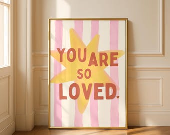 „You Are So Loved“ – Rosa gestreifter Kunstdruck, Poster mit Pastell-Typografie (Digitaler Download)