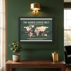 Może przedstawiać: Oprawiony wydruk artystyczny zatytułowany The World Coffee Belt, przedstawiający mapę świata z zaznaczonymi regionami tropikalnymi, w których uprawiana jest kawa, wraz z etykietami dla Ameryki Środkowej, Afryki, Ameryki Południowej i Azji Południowo-Wschodniej.