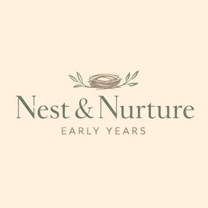 Op de afbeelding: Een witte keramische mok met een zwart handvat en de tekst "But First, Coffee" in een zwarte, handgeschreven lettertype. De mok staat op een wit oppervlak.