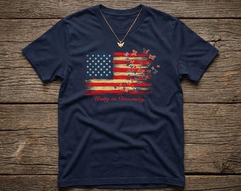 Camiseta con mariposas y bandera estadounidense desgastada / Camiseta patriótica "Unidad en la diversidad"
