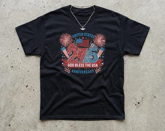 Camiseta del 275.º aniversario "Dios bendiga a los EE. UU." / Bandera estadounidense, fuegos artificiales