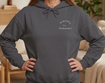 Sudadera con capucha "Practicando para la jubilación" / Logotipo pequeño en el pecho