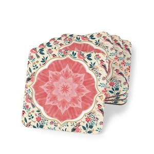 Könnte beinhalten: Satz von vier quadratischen Untersetzern mit Blumen- und Vogeldesign. Die Untersetzer haben einen cremefarbenen Hintergrund mit roten, rosa und blauen Blumen- und Vogelmustern. Ein zentrales rosa Blumenmuster wird von einem goldenen Rand umrahmt.