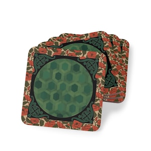 Könnte beinhalten: Set aus vier quadratischen Untersetzern. Jeder Untersetzer hat ein zentrales grünes geometrisches Design in einem schwarzen Rahmen. Die Ränder sind mit einem Blumenmuster aus roten Mohnblumen auf beigem Hintergrund verziert. Dekorativ und funktional.
