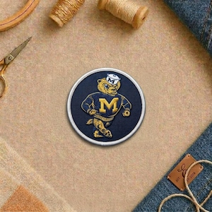 Walking Wolverbear Patch Waterproof Vinyl Decal Die-Cut College Fan Sticker for Car Laptop