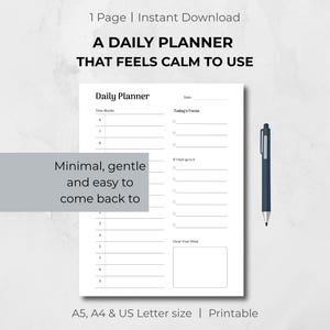 Peut inclure: Un agenda quotidien blanc avec le texte "A Daily Planner That Feels Calm to Use". L'agenda comprend des sections pour les plages horaires, l'objectif du jour et pour se vider l'esprit. Un stylo bleu est posé à côté de l'agenda. Le texte "Minimal, gentle and easy to come back to" est également présent.