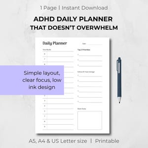 Könnte beinhalten: Ein druckbarer weißer ADHD-Tagesplaner mit einfachem Layout. Der Planer enthält Abschnitte für Zeitblöcke, Top-Prioritäten und einen Brain-Dump-Bereich. Auf der rechten Seite des Planers liegt ein dunkelblauer Stift. Der Text auf dem Bild lautet: "ADHD Daily Planner That Doesn't Overwhelm."
